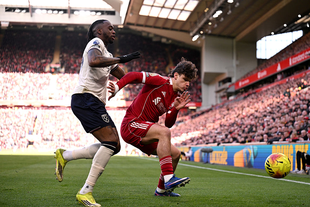Kerkez Milos csatázik a labdáért a Liverpool és a West Ham United bajnokiján.