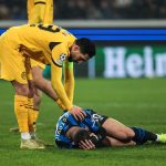 Nikola Krstovic, miután fejbe rúgták az Atalanta és a Dortmund Bajnokok Ligája-mérkőzésén.