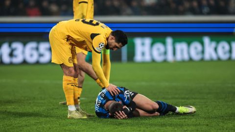 Nikola Krstovic, miután fejbe rúgták az Atalanta és a Dortmund Bajnokok Ligája-mérkőzésén.