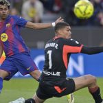 Lamine Yamal, a Barcelona támadója, miközben megszerzi a harmadik gólját a Villarreal ellen.