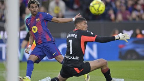 Lamine Yamal, a Barcelona támadója, miközben megszerzi a harmadik gólját a Villarreal ellen.