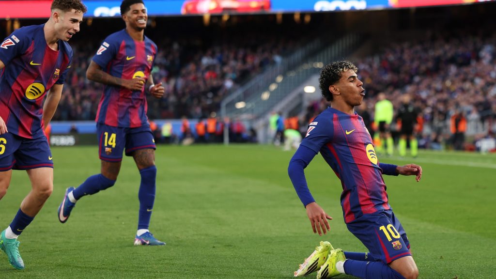 Lamine Yamal, a Barcelona játékosa ünnepel, miután gólt szerzett a Mallorca elleni bajnokin. A Barca 3-0-ra nyert.