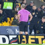 Tim Robinson a VAR-monitor előtt vizsgál egy leshelyzetet a Wolves és a Nottingham Forest decemberi bajnokiján.