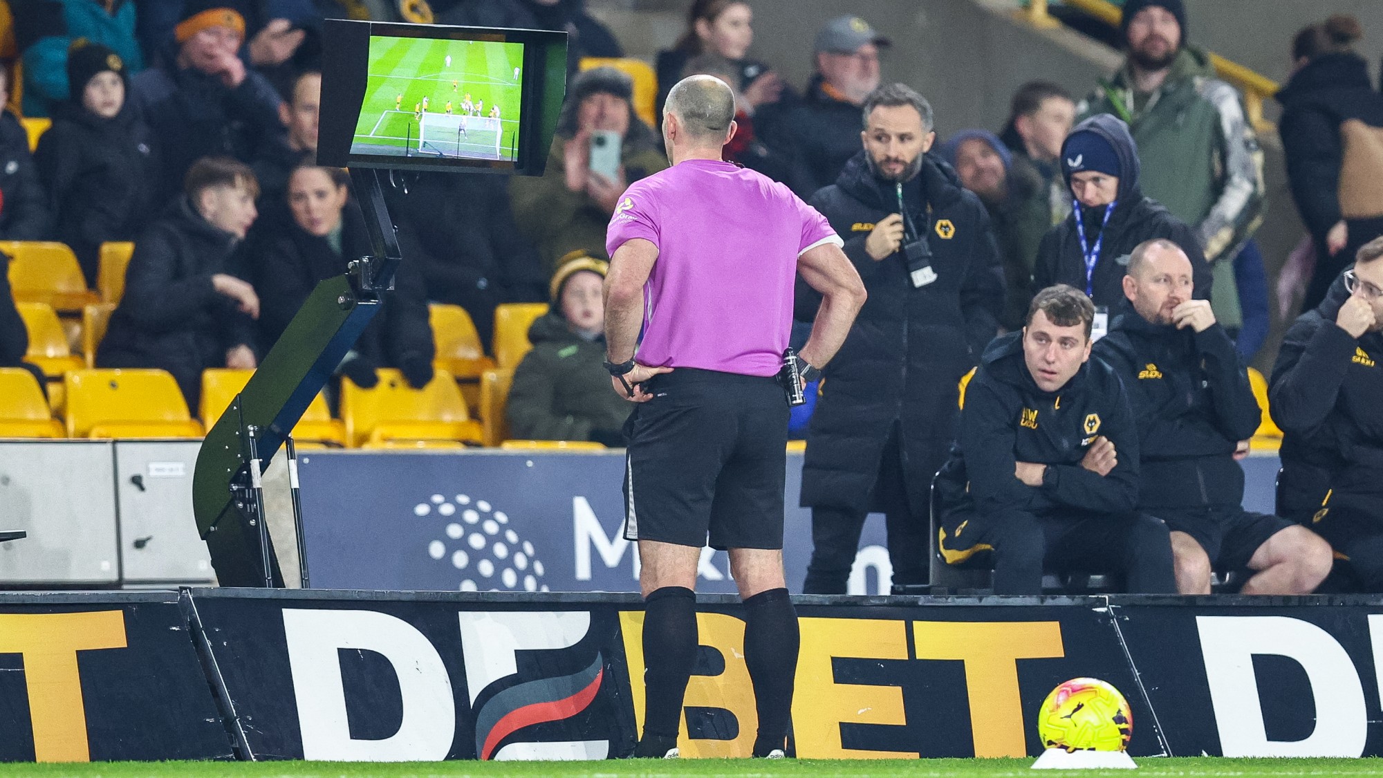 Tim Robinson a VAR-monitor előtt vizsgál egy leshelyzetet a Wolves és a Nottingham Forest decemberi bajnokiján.