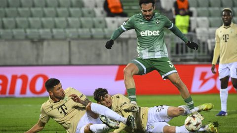Mariano Gomez (b) és Ötvös Bence (k), a Ferencváros, valamint Pedro Naressi, a bolgár Ludogorec játékosa a labdarúgó Európa-liga nyolcaddöntőjébe jutásért játszott PFK Ludogorec Razgrad - Ferencvárosi TC mérkőzésen a razgradi Ludogorec Arénában 2026. február 19-én.