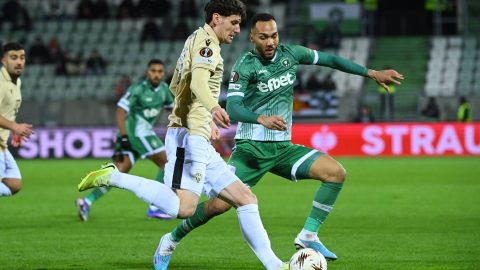 Razgrad, 2026. február 19. Ötvös Bence, a Ferencváros (b) és Vinícius Nogueira, a bolgár Ludogorec játékosa a labdarúgó Európa-liga nyolcaddöntőjébe jutásért játszott PFK Ludogorec Razgrad - Ferencvárosi TC mérkőzésen a razgradi Ludogorec Arénában 2026. február 19-én. MTI/