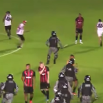 A Moto Club szurkolói összecsaptak a focistákkal és a rohamrendőrökkel is.