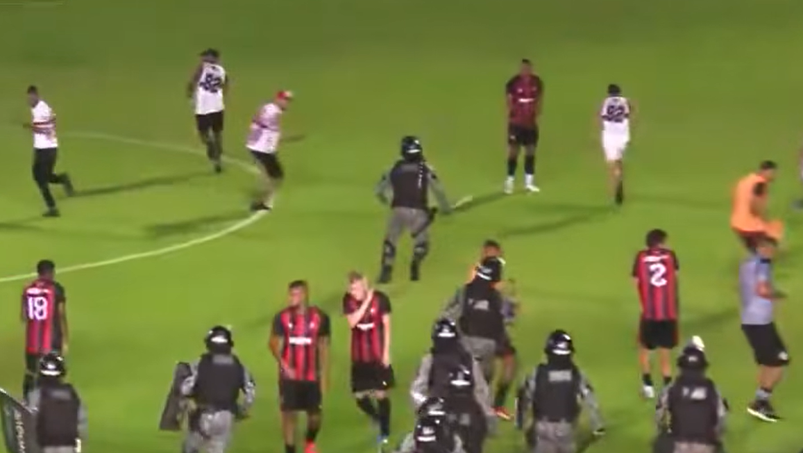 A Moto Club szurkolói összecsaptak a focistákkal és a rohamrendőrökkel is.