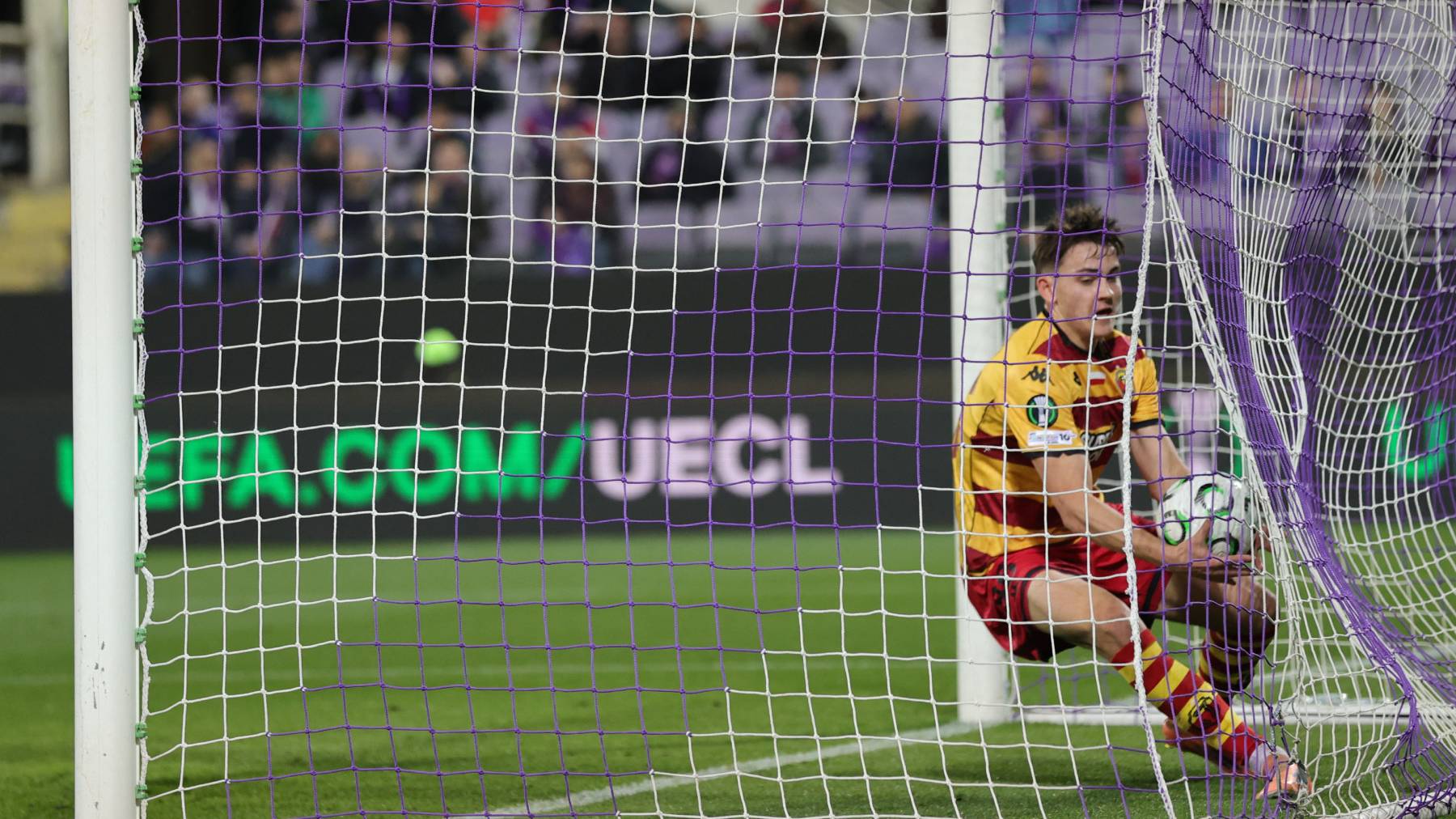 Bartosz Mazurek of Jagiellonia Białystok attempts a shot on goal the UEFA Conference League 2025/26 Knockout Play-off Second Leg match between ACF Fiorentina and Jagiellonia Bialystok on February 26 ,2026 at Stadium Artemio Franchi, Florence , Italy (Photo by Andrea Martini/NurPhoto)