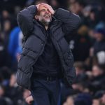 Pep Guardiola, a Manchester City vezetőedzője fogja a fejét a Newcastle United elleni mérkőzésen a Ligakupa visszavágóján.