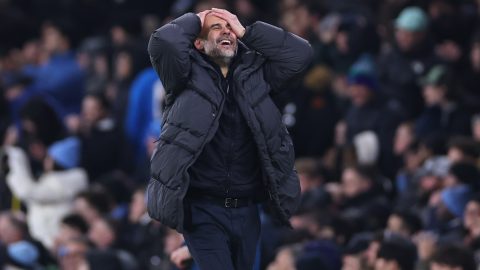 Pep Guardiola, a Manchester City vezetőedzője fogja a fejét a Newcastle United elleni mérkőzésen a Ligakupa visszavágóján.