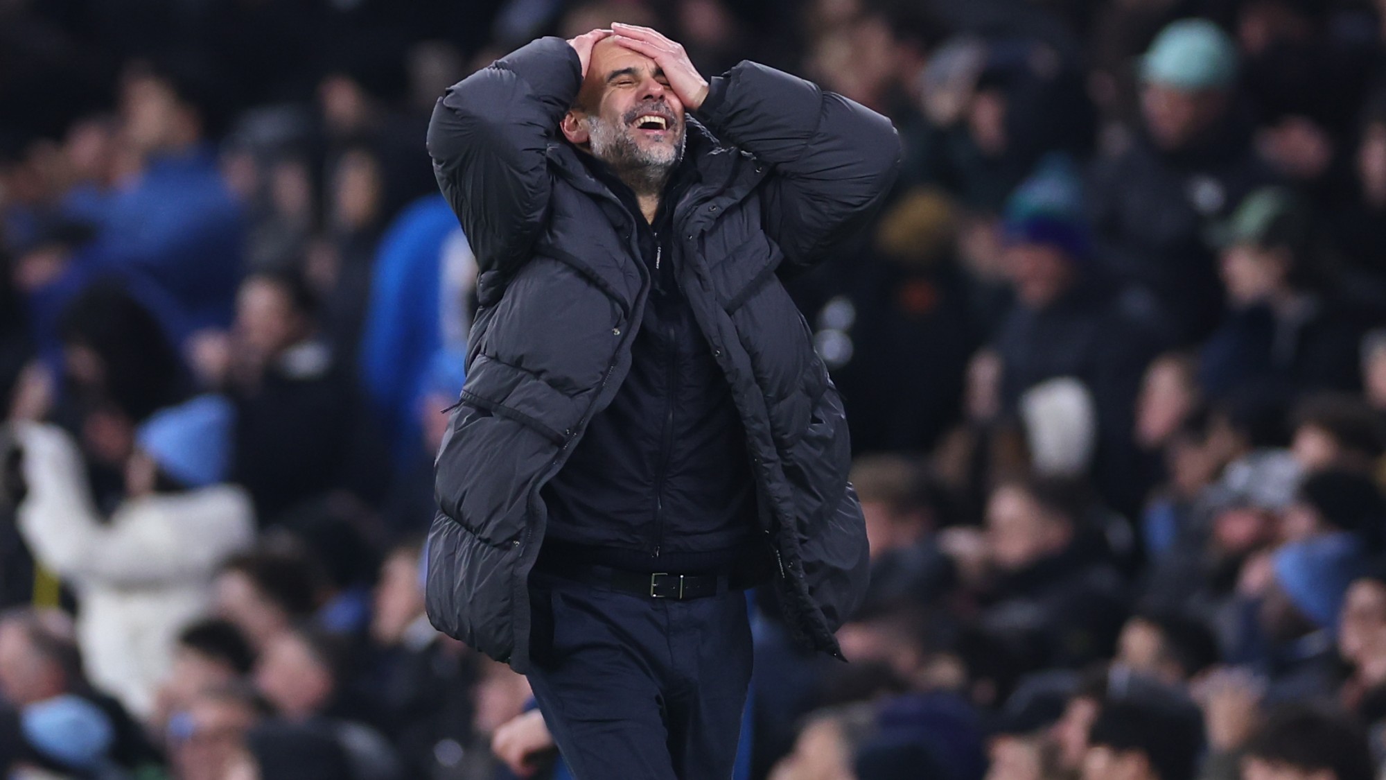 Pep Guardiola, a Manchester City vezetőedzője fogja a fejét a Newcastle United elleni mérkőzésen a Ligakupa visszavágóján.