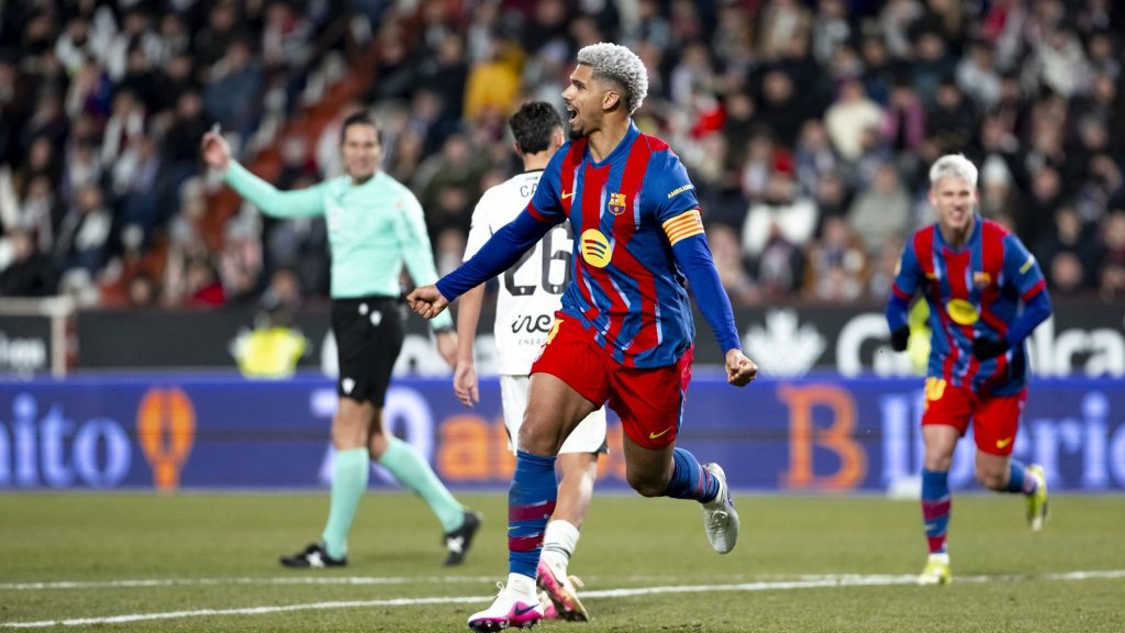 Ronald Araújo, a Barcelona uruguayi védője, miután gólt szerzett az Albacete elleni kupamérkőzésen.