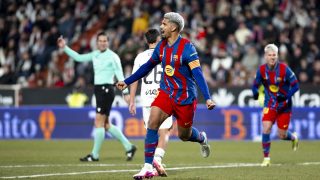 Ronald Araújo, a Barcelona uruguayi védője, miután gólt szerzett az Albacete elleni kupamérkőzésen.