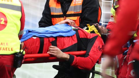 MILAN, ITALY - FEBRUARY 22: Ruben Loftus-Cheek of AC Milan leaves the pitch on a stretcher during the Serie A match between AC Milan and Parma Calcio 1913 at Giuseppe Meazza Stadium on February 22, 2026 in Milan, Italy. (Photo by Marco Luzzani/Getty Images)