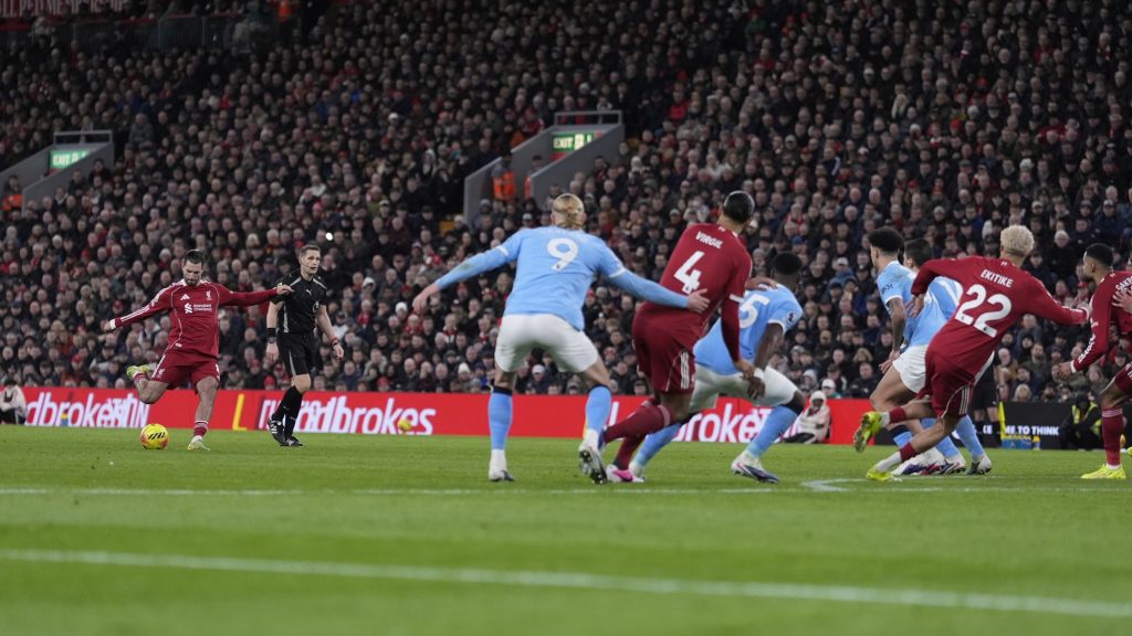 Szoboszlai Dominik, amint gólt szerez a Liverpool és a Manchester City mérkőzésén.