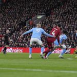 Szoboszlai Dominik, amint gólt szerez a Liverpool és a Manchester City mérkőzésén.