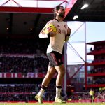 Szoboszlai Dominik, a Liverpool magyar játékosa készülődik szögletet rúgni a Notthingam Forest elleni mérkőzésen a Premier League-ben.