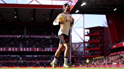 Szoboszlai Dominik, a Liverpool magyar játékosa készülődik szögletet rúgni a Notthingam Forest elleni mérkőzésen a Premier League-ben.