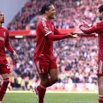 Virgil van Dijk (középen) és Szoboszlai Dominik pacsizik a Liverpool és a West Ham United bajnokiján.