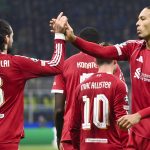 Szoboszlai Dominik és Virgil van Dijk, a Liverpool játékosai pacsiznak.