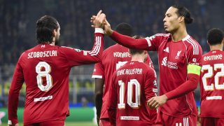 Szoboszlai Dominik és Virgil van Dijk, a Liverpool játékosai pacsiznak.