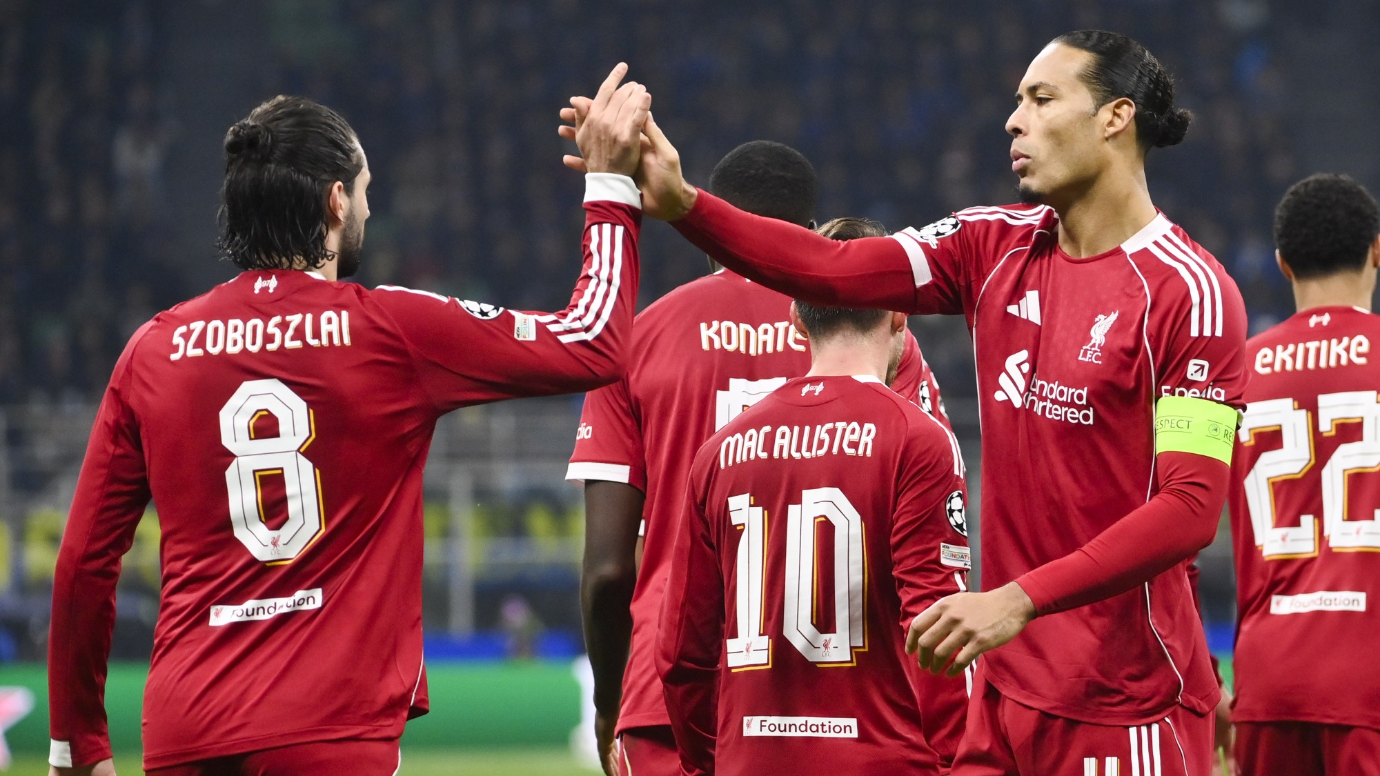 Szoboszlai Dominik és Virgil van Dijk, a Liverpool játékosai pacsiznak.