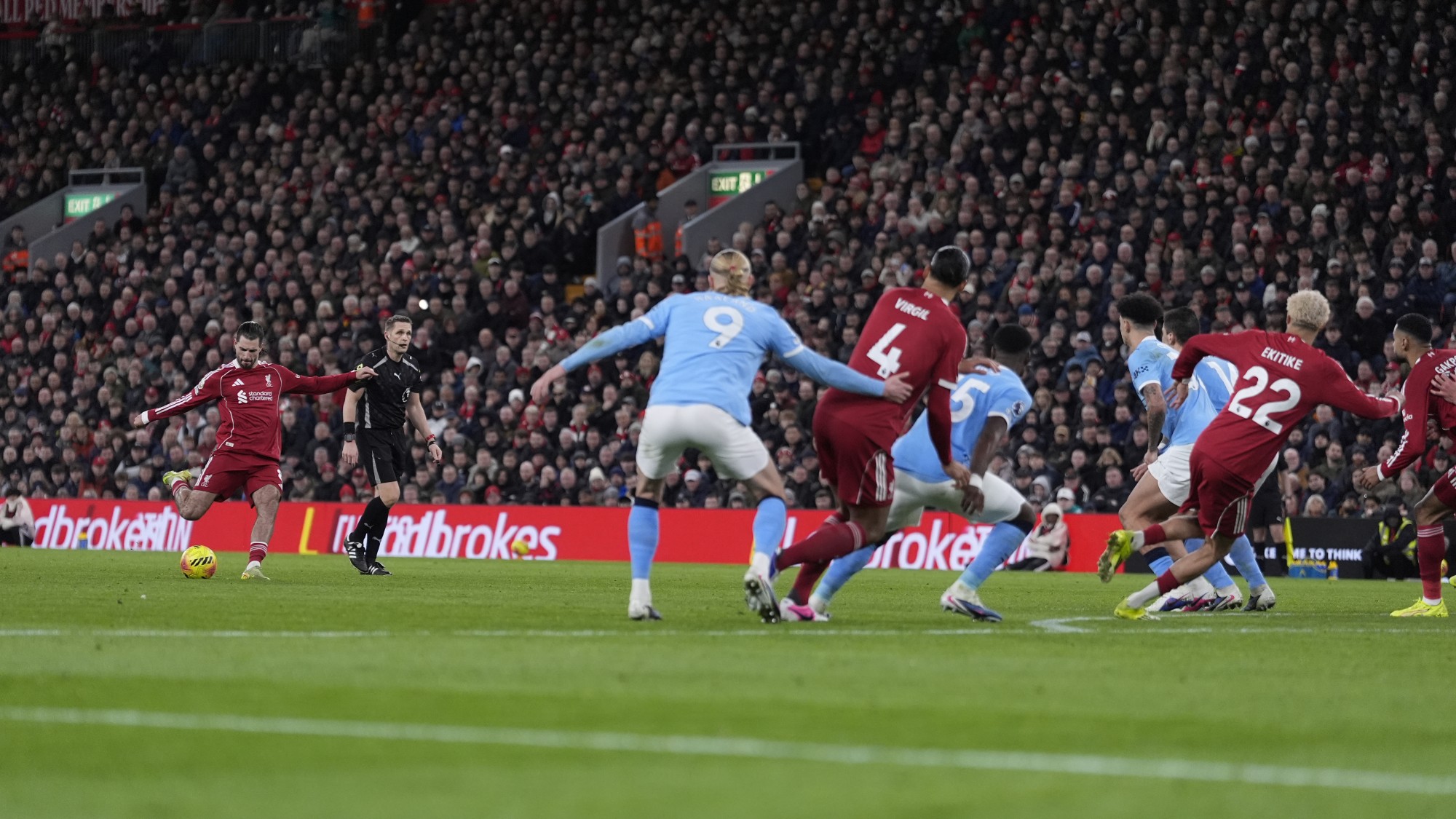 Szoboszlai Dominik, amint gólt szerez a Liverpool és a Manchester City mérkőzésén.