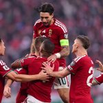 A magyar válogatott játékosai ünnepelnek az Írország elleni vb-selejtezőn.