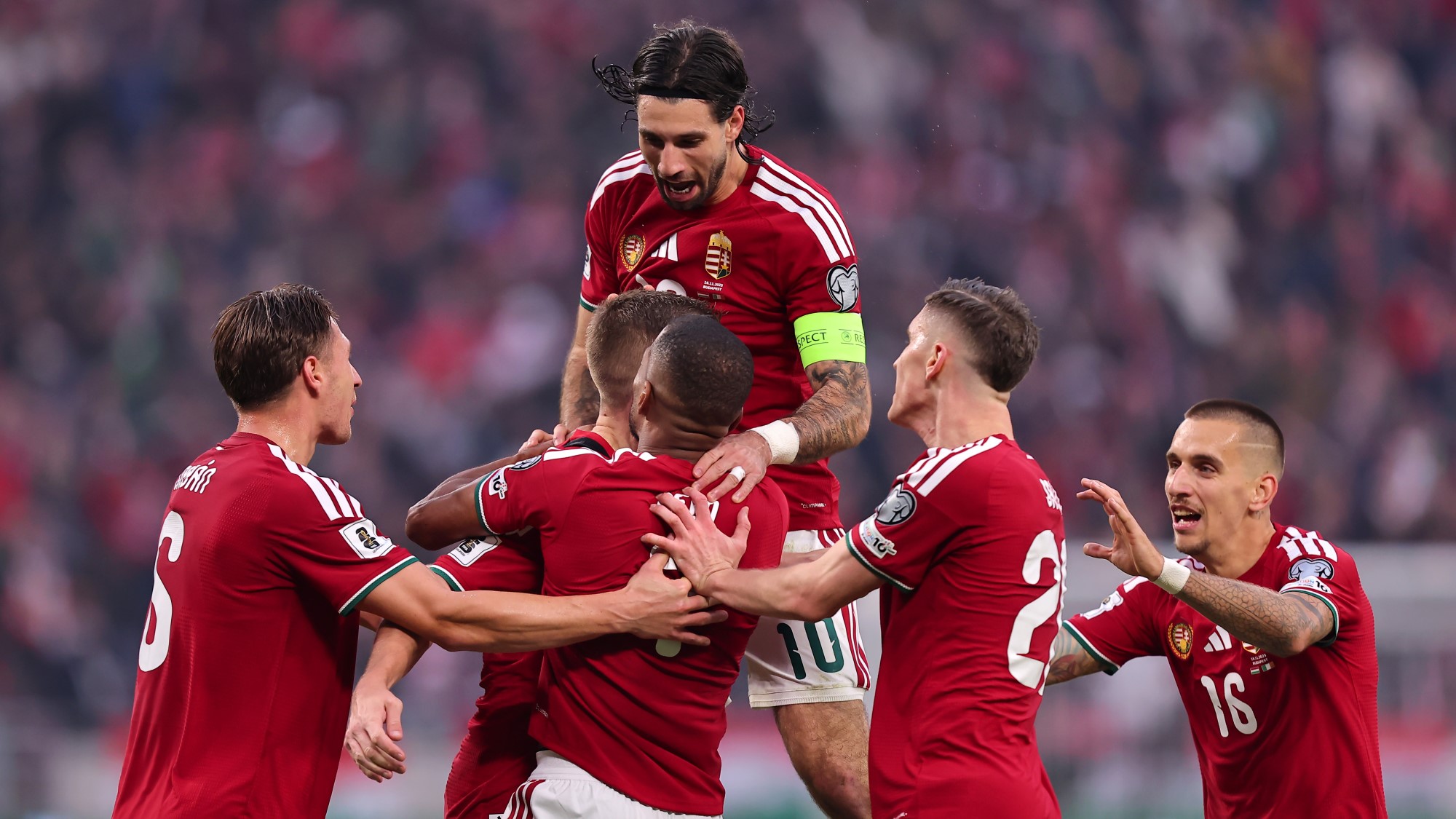 A magyar válogatott játékosai ünnepelnek az Írország elleni vb-selejtezőn.