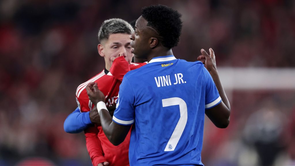 A pillanat, amikor Gianluca Prestianni odaszól Vinícius Jr-nak a Benfica és a Real Madrid Bajnokok Ligája-mérkőzésén.