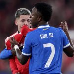 A pillanat, amikor Gianluca Prestianni odaszól Vinícius Jr-nak a Benfica és a Real Madrid Bajnokok Ligája-mérkőzésén.