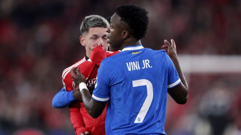 A pillanat, amikor Gianluca Prestianni odaszól Vinícius Jr-nak a Benfica és a Real Madrid Bajnokok Ligája-mérkőzésén.
