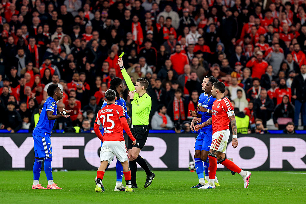 Rasszista balhé szakította félbe a Benfica és a Real Madrid Bajnokok Ligája-mecsét, miután Gianluca Prestianni odaszólt Vinícius Jr-nak.
