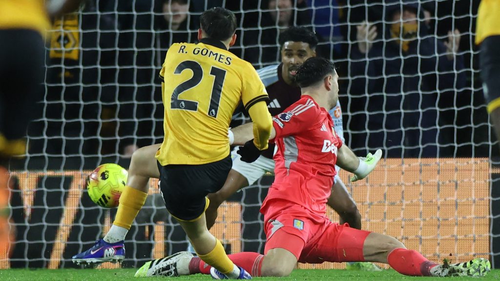 Rodrigo Gomes, a Wolves portugál játékosa, miközben megszerzi csapata második gólját az Aston Villa elleni bajnokin.