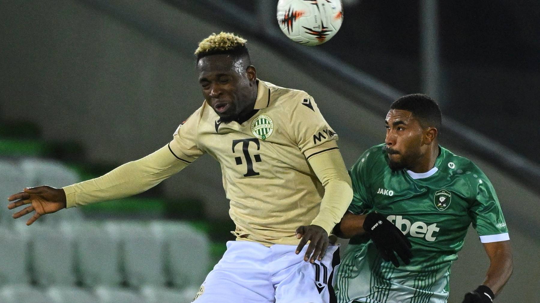 Razgrad, 2026. február 19. Bamidele Yusuf, a Ferencváros (b) és Deroy Duarte, a bolgár Ludogorec játékosa a labdarúgó Európa-liga nyolcaddöntőjébe jutásért játszott PFK Ludogorec Razgrad - Ferencvárosi TC mérkőzésen a razgradi Ludogorec Arénában 2026. február 19-én. MTI/Czeglédi Zsolt