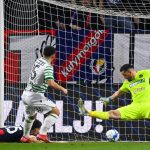 Nyíregyháza, 2026. március 8. Mohammed Abu Fani, a Ferencváros játékosa (b2) gólt szerez Kovács Dániel, a Nyíregyháza kapusa (j2) mellett a Fizz Liga 25. fordulójában játszott Nyíregyháza Spartacus FC - Ferencvárosi TC mérkőzésen a nyíregyházi városi stadionban 2026. március 8-án. MTI/Czeglédi Zsolt