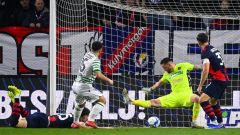 Nyíregyháza, 2026. március 8. Mohammed Abu Fani, a Ferencváros játékosa (b2) gólt szerez Kovács Dániel, a Nyíregyháza kapusa (j2) mellett a Fizz Liga 25. fordulójában játszott Nyíregyháza Spartacus FC - Ferencvárosi TC mérkőzésen a nyíregyházi városi stadionban 2026. március 8-án. MTI/Czeglédi Zsolt