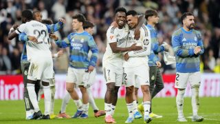 Trent Alexander-Arnold és Vinícius Jr. ünnepel a Real Madrid és az Atlético Madrid rangadóján.