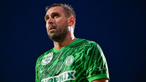 Böde Dániel, a Paks játékosa a labdarúgó Konferencia Liga selejtezőjében a 3. fordulóban játszott Paksi FC - Polisszja Zsitomir visszavágó mérkőzésen Pakson, a Fehérvár úti stadionban 2025. augusztus 14-én. A Paks 2-1-re győzött, de 4-2-es összesítéssel kiesett a sorozatból.