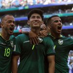 A bolíviai játékosok ünnepelnek a Suriname elleni meccsen.