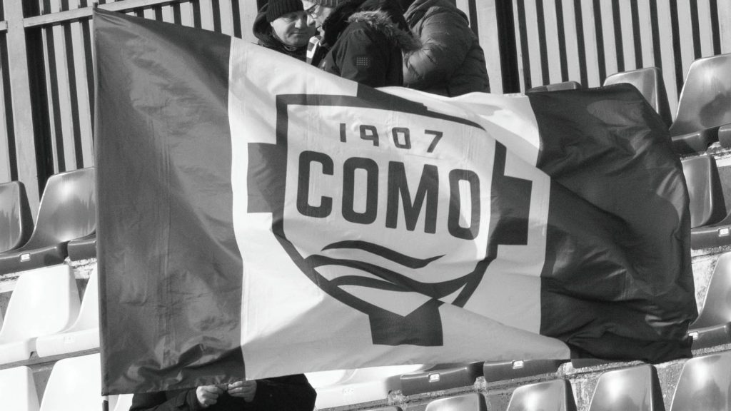 A Como flag is seen at Sinigallia Stadium during the Serie A match between Como 1907 and Atalanta BC in Como, Italy, on February 1, 2026, at Giuseppe Sinigallia Stadium (Photo by Mairo Cinquetti/NurPhoto).