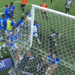 A Cruzeiro és az Atlético Mineiro játékosainak tömegverekedése az állami döntő végén.