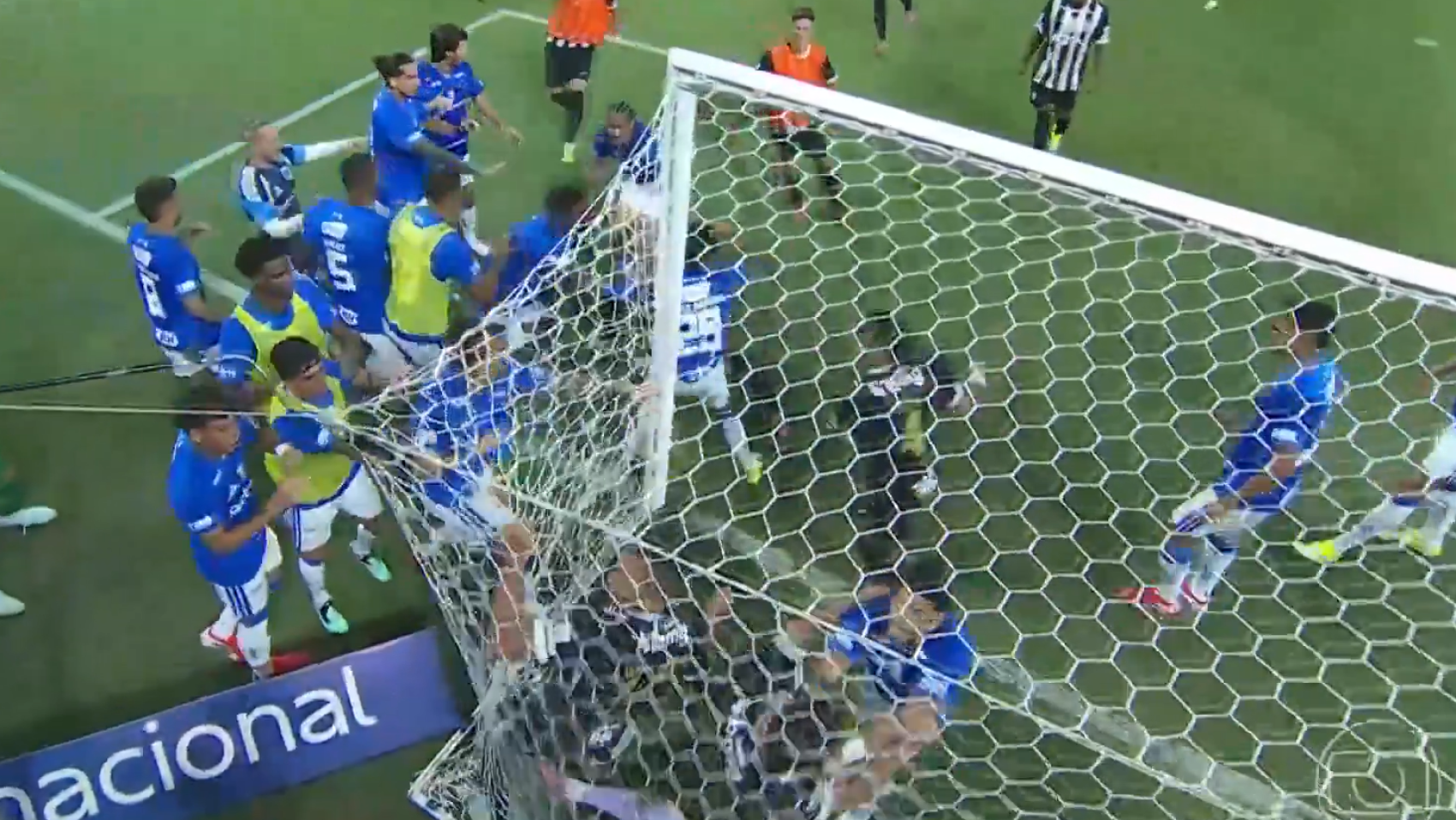 A Cruzeiro és az Atlético Mineiro játékosainak tömegverekedése az állami döntő végén.