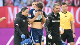22 March 2026, North Rhine-Westphalia, Duesseldorf: Soccer, Men: Bundesliga 2, Fortuna Düsseldorf - Hertha BSC, Matchday 27, Merkur Spiel-Arena. Márton Dárdai (Hertha BSC, 2nd from left) leaves the pitch injured. Photo: Anke Waelischmiller/dpa - IMPORTANT NOTE: In accordance with the regulations of the DFL German Football League and the DFB German Football Association, it is prohibited to utilize or have utilized photographs taken in the stadium and/or of the match in the form of sequential images and/or video-like photo series.