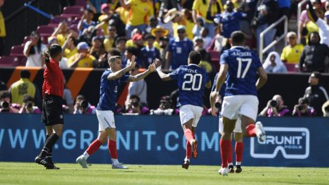 Désire Doué ünnepel, miután megszerezte Franciaországnak a vezetést Kolumbia ellen.