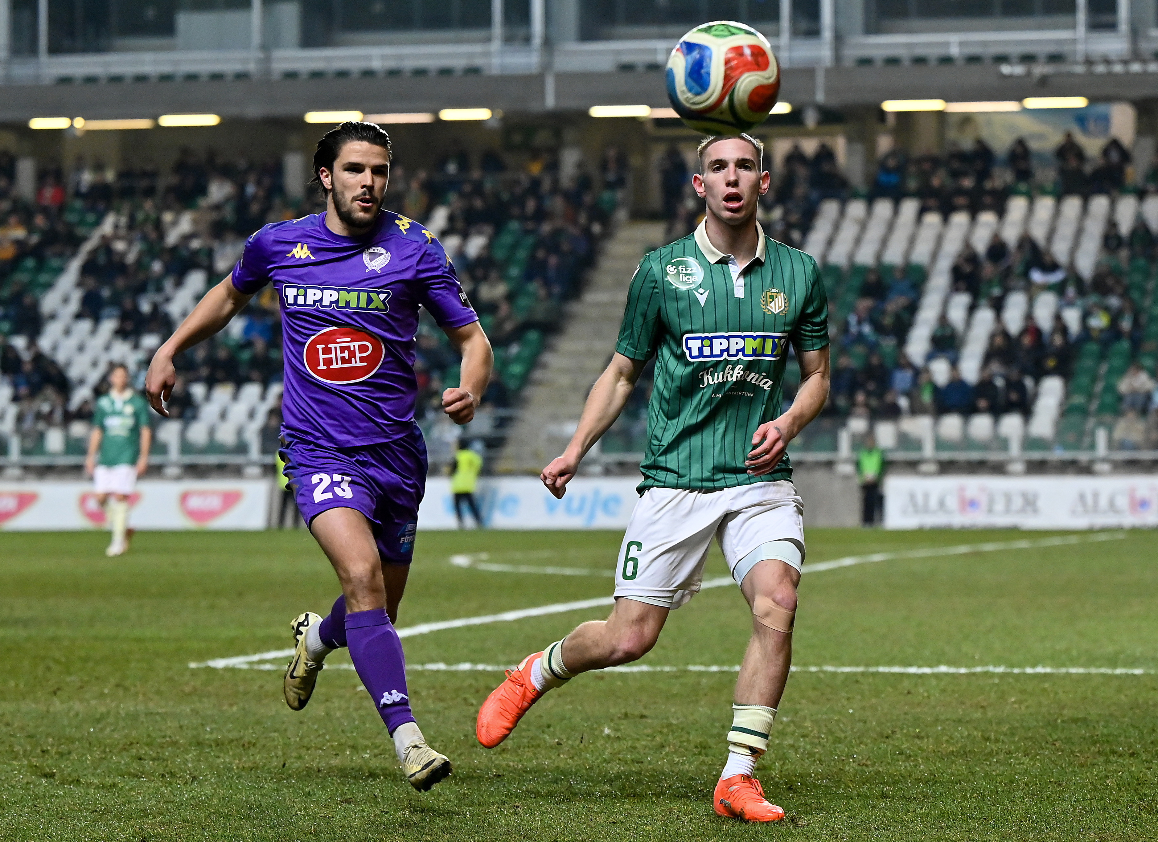 Derekas Zoltán, a Kecskemét (b) és Tóth Rajmund, a Győr játékosa.