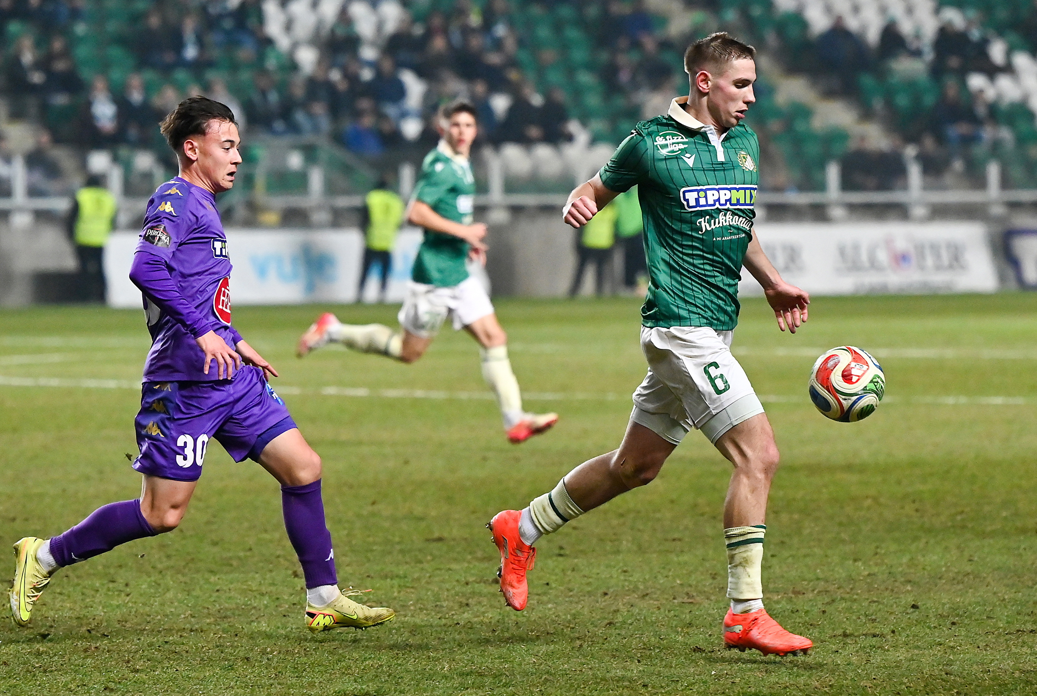 Nistor Ákos, a Kecskemét (b) és Tóth Rajmund, a Gyõr játékosa.