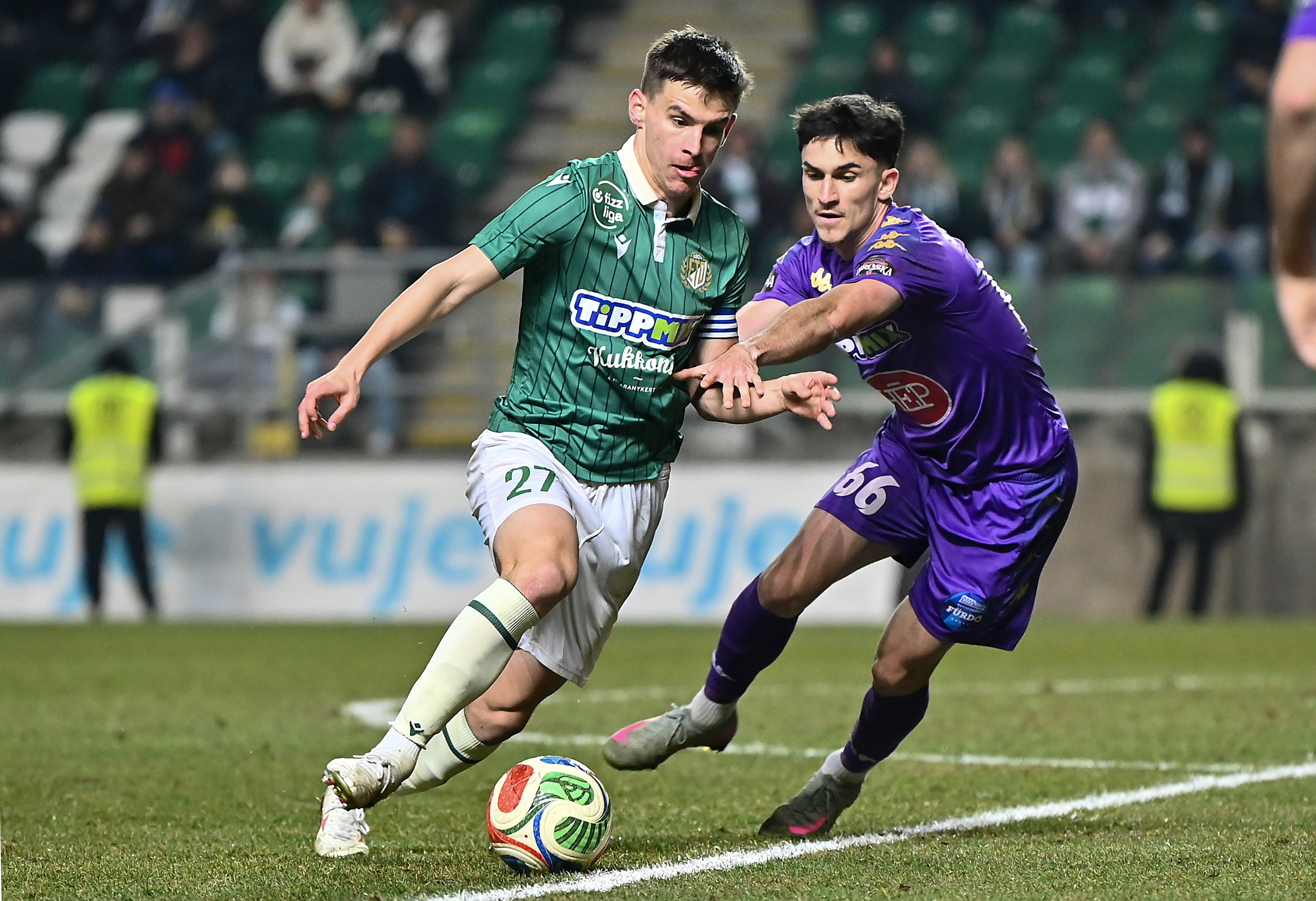 Vitális Milán, a Gyõr (b) és Eördögh András, a Kecskemét játékosa