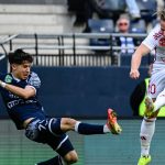 Felcsút, 2026. március 22. Kern Martin, a Puskás Akadémia FC (b) és Dzsudzsák Balázs, a DVSC játékosa a labdarúgó Fizz Liga 27. fordulójában játszott Puskás Akadémia FC-DVSC mérkőzésen a felcsúti Pancho Arénában 2026. március 22-én.